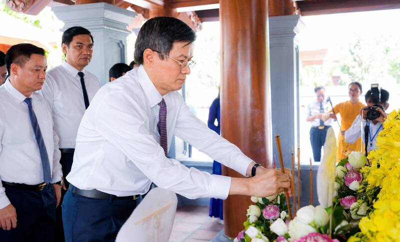 Đồng chí Đoàn Minh Huấn, Ủy viên Bộ Chính trị, Giám đốc Học viện Chính trị Quốc gia Hồ Chí Minh dâng hương tưởng niệm đồng chí Hồ Tùng Mậu. Ảnh: Phạm Bằng