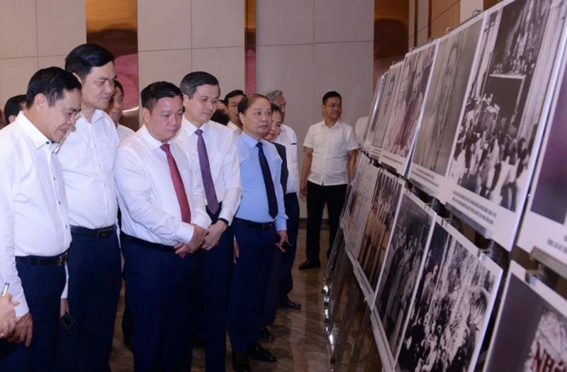 Các đại biểu thăm quan khu triển lãm về những đóng góp của đồng chí Hồ Tùng Mậu. Ảnh: Mạnh Thắng