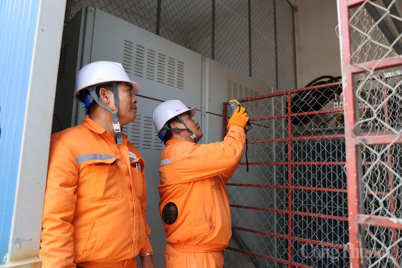 Trong đợt nắng nóng gay gắt vừa qua, hệ thống điện Hà Tĩnh đã ghi nhận mức tăng trưởng phụ tải rất cao. Ảnh: Trọng Tùng