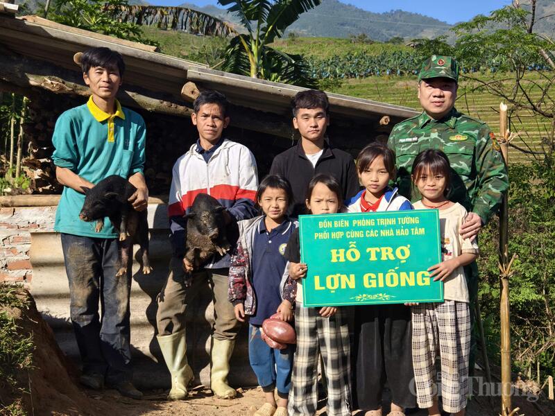 Đồn Biên phòng Trịnh Tường trao hỗ trợ lợn giống cho các gia đình có hoàn cảnh khó khăn tại địa phương.