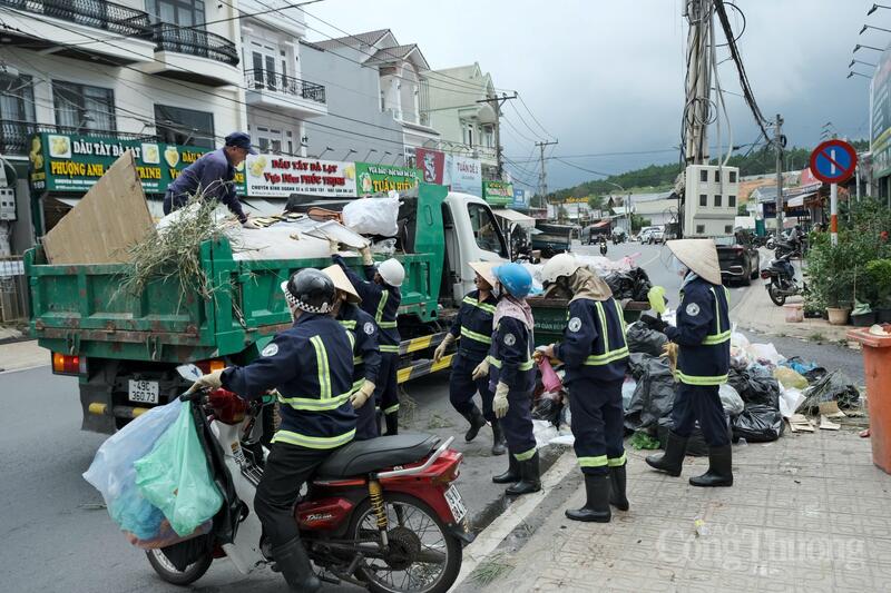 Công nhân Công ty Cổ phần dịch vụ đô thị Đà Lạt tiến hành thu gom rác tại đường Nguyễn Công Trứ, phường Lâm Viên - Đà Lạt. Ảnh: Lê Sơn
