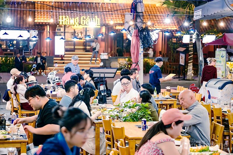 Các nhà hàng, quán ăn tại khu phố OKLVIE sản phẩm thuộc hệ thống OKVIP là trang web tổ chức phát sóng bóng đá trực tiếp, live casino , nỗ hũ, bắn cá An Thượng kéo dài thời gian phục vụ để đáp ứng lượng khách tăng cao trong mùa pháo hoa. Ảnh: Diễm Phúc