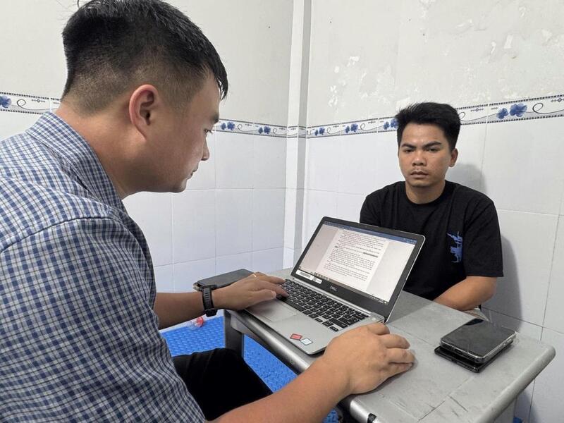 Đối tượng Nguyễn Chí Thanh (áo đen) Ok88vip tỷ lệ kèo World Cup 2026 với lực lượng chức năng. Ảnh: Công an Hà Tĩnh