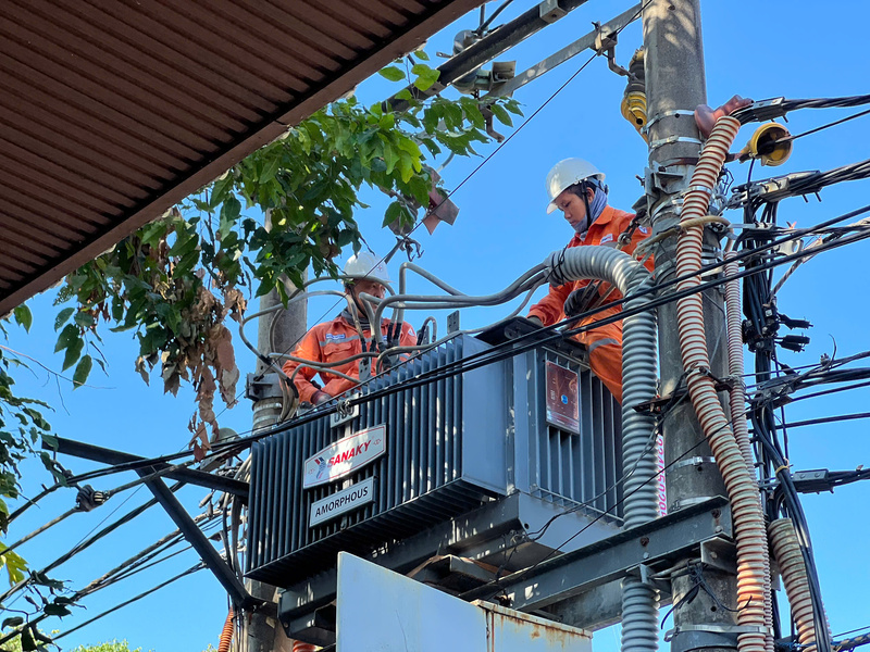 Công tác bảo trì, kiểm tra an toàn thường xuyên được tổ chức nhằm duy trì hoạt động tốt của lưới điện. Ảnh: PC Quảng Ngãi