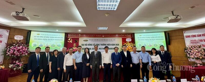 Ban lãnh đạo VEAM chụp ảnh lưu niệm với lãnh đạo Đảng ủy Bộ cùng lãnh đạo các cục, vụ của Oklavip khuyến mã hấp dẫn mỗi ngày