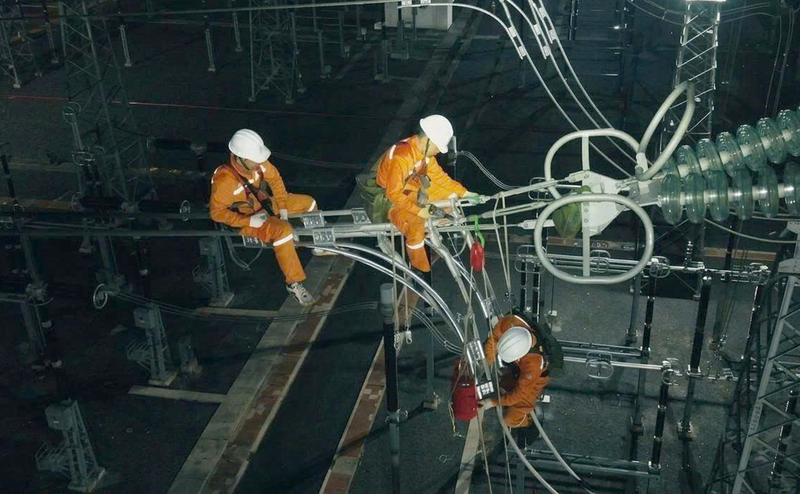 PTC2 tranh thủ sửa chữa, củng cố lưới điện vào ban đêm để giảm thiểuảnh hưởng vận hành hệ thống điện. Ảnh: PTC2