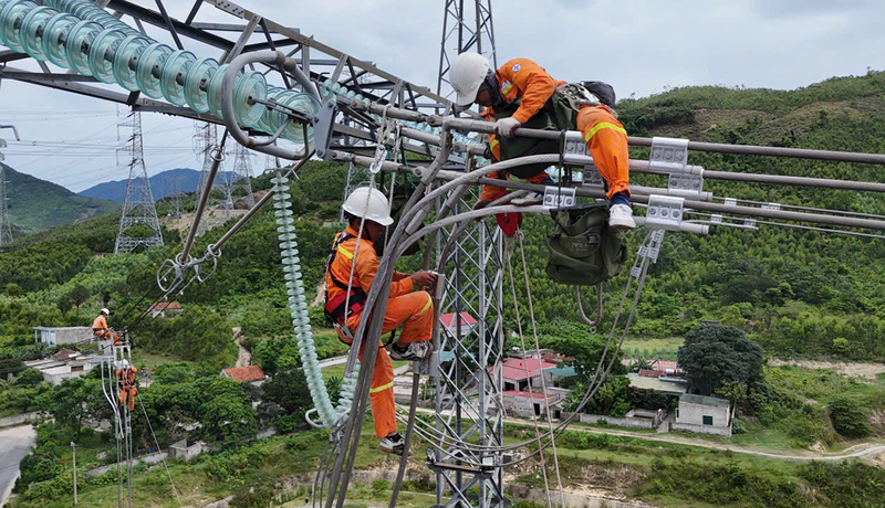 Trước mùa nắng nóng năm nay, PTC2 đã củng cố, sửa chữa lưới điện đểđảm bảo vận hành an toàn, liên tục, ổn định mùa nắng nóng. Ảnh: PTC2