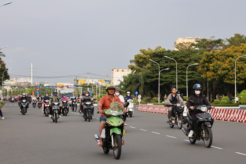 TP. Hồ Chí Minh chiều tối mưa rào và dông, nhiệt độ dao động 24 - 34 độ C. Ảnh: Minh Anh.