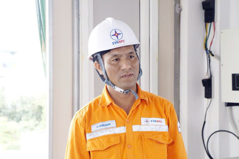 Anh Lê Xuân Quân, nhân viên Điện lực Yên Định là một trong số những CBCNV trong Công ty Điện lực Thanh Hóa hưởng ứng tham gia lắp đặt hệ thống điện mặt trời mái nhà tự sản xuất, tự tiêu thụ.