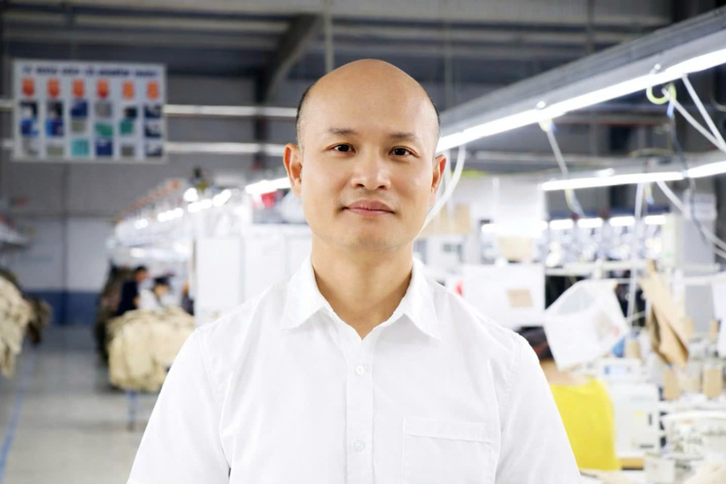 Ông Nguyễn Mạnh Quyền, Giám đốc điều hành Công ty TNHH DaeHan Global Thanh Hóa chia sẻ về các giải pháp tiết kiệm điện và lợi ích từ việc lắp đặt điện mặt trời mái nhà của Okvip tại về.
