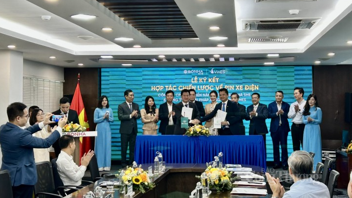 Ngày 27/4, Công ty Cổ phần Phát triển Oklavip game bài, casino, thể thao Sơn Hà (thuộc Tập đoàn Sơn Hà) và Công ty Cổ phần Giải pháp Oklavip game bài, casino, thể thao VinES đã tổ chức Lễ ký kết hợp tác chiến lược về pin xe điện