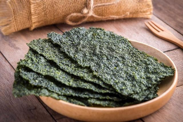 Rong biển là loại thực vật chứa ít calo hàng đầu, chỉ có khoảng 16 calo trong 100g rong biển. Rong biển là loại thực vật chứa ít calo hàng đầu, chỉ có khoảng 16 calo trong 100g rong biển.