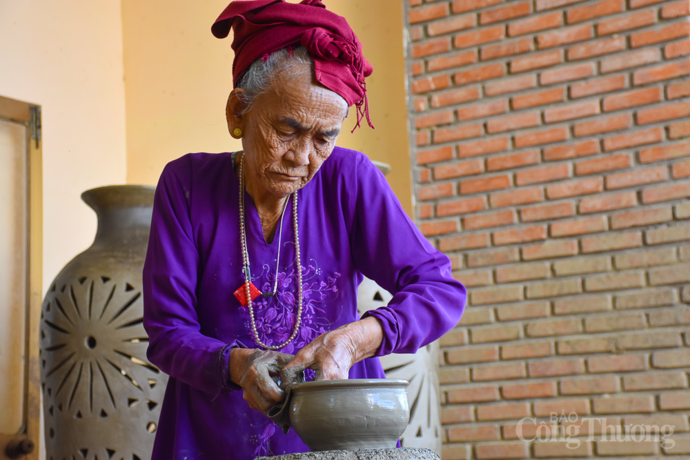 Cụ Trượng Thị Gạch biểu diễn kỹ thuật làm gốm Chăm. Cụ Trượng Thị Gạch biểu diễn kỹ thuật làm gốm Chăm.