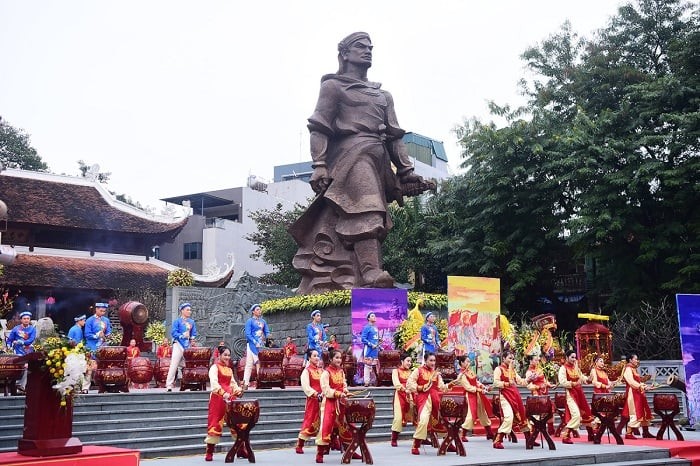 Không chỉ là một hoạt động văn hóa lịch sử thường niên, lễ hội gò Đống Đa còn là dịp để người dân, du khách cùng ôn lại những trang sử vẻ vang của dân tộc Không chỉ là một hoạt động văn hóa lịch sử thường niên, lễ hội gò Đống Đa còn là dịp để người dân, du khách cùng ôn lại những trang sử vẻ vang của dân tộc
