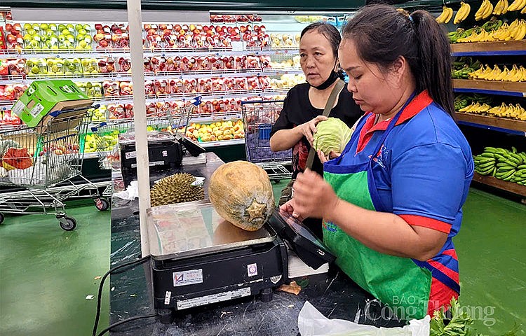 Hà Nội: Rau, thịt đắt hàng trước bão số 3 Hà Nội: Rau, thịt đắt hàng trước bão số 3