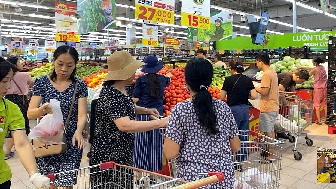 Hà Nội: Rau, thịt đắt hàng trước bão số 3 Hà Nội: Rau, thịt đắt hàng trước bão số 3