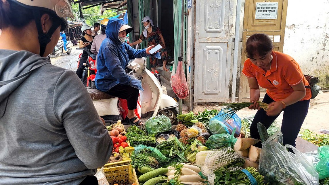 Hà Nội: Rau, thịt đắt hàng trước bão số 3 Hà Nội: Rau, thịt đắt hàng trước bão số 3