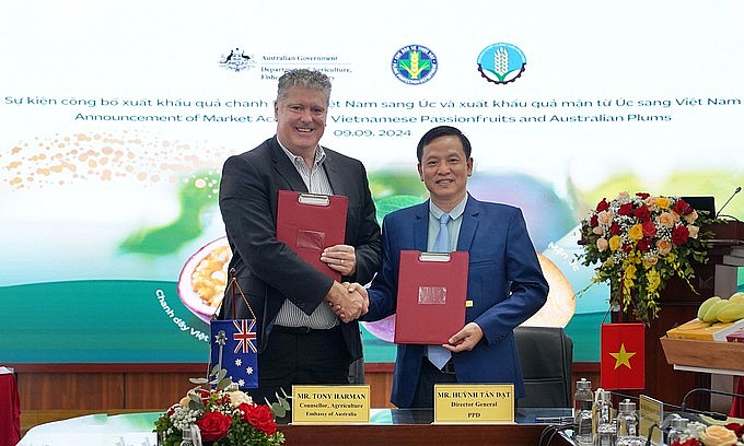 Cục trưởng Huỳnh Tấn Đạt và Tham tán nông nghiệp Australia tại Việt Nam Tony Harman trao biên bản ký kết. Ảnh: Bảo Thắng. Cục trưởng Huỳnh Tấn Đạt và Tham tán nông nghiệp Australia tại Việt Nam Tony Harman trao biên bản ký kết. Ảnh: Bảo Thắng.
