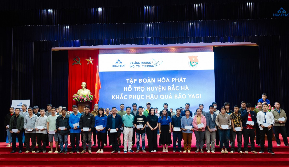 Đại diện Tập đoàn Hòa Phát trao quà cho bà con bị ảnh hưởng nặng nề bởi cơn bão số 3 tại huyện Bắc Hà Đại diện Tập đoàn Hòa Phát trao quà cho bà con bị ảnh hưởng nặng nề bởi cơn bão số 3 tại huyện Bắc Hà