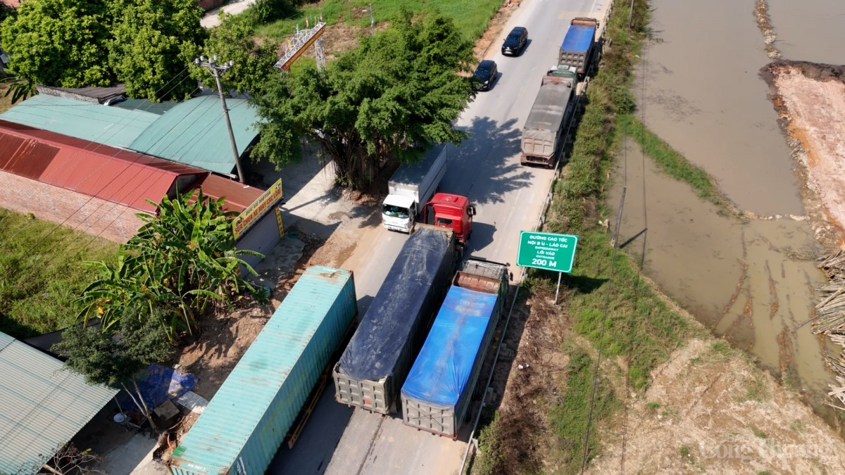 Kỳ lạ những đoàn xe container 'không nóc' ở Vĩnh Phúc Kỳ lạ những đoàn xe container 'không nóc' ở Vĩnh Phúc