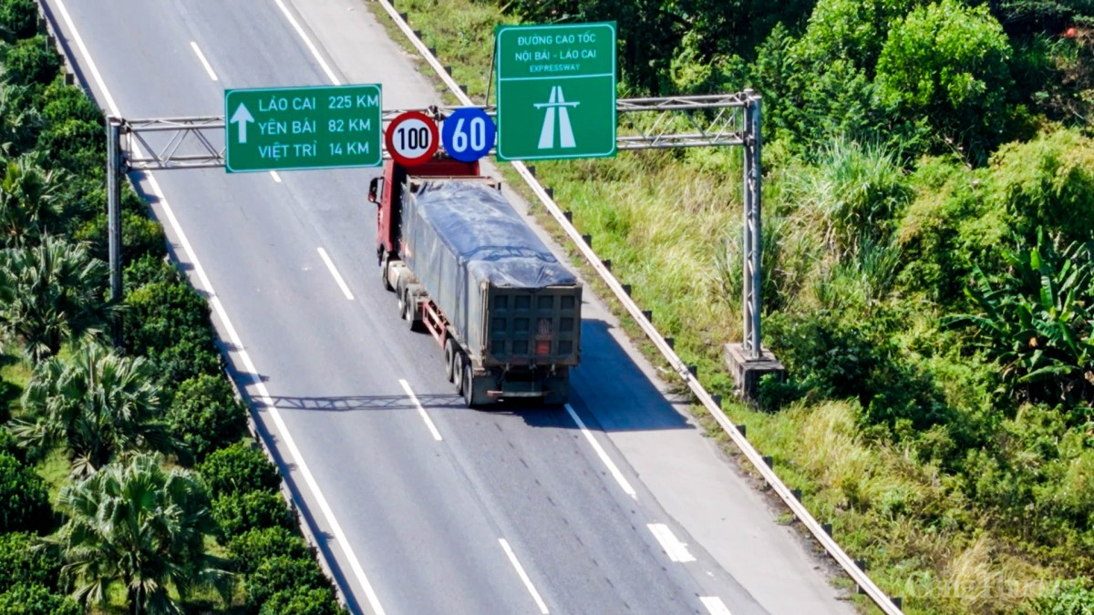 Kỳ lạ những đoàn xe container 'không nóc' ở Vĩnh Phúc Kỳ lạ những đoàn xe container 'không nóc' ở Vĩnh Phúc