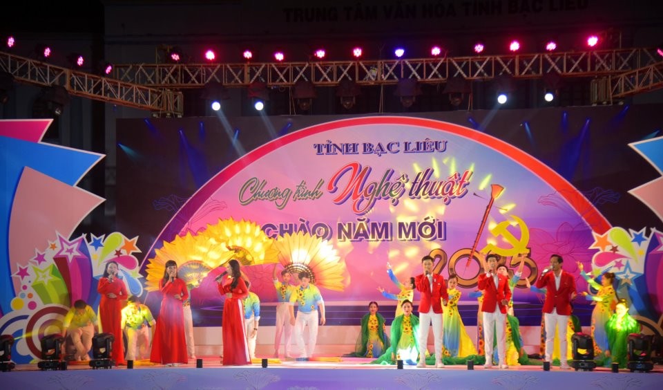 Tiết mục văn nghệ ngợi ca Đảng, mùa xuân. Tiết mục văn nghệ ngợi ca Đảng, mùa xuân.