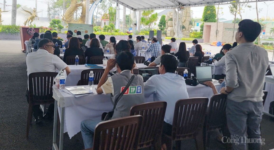Quang cảnh buổi họp báo.