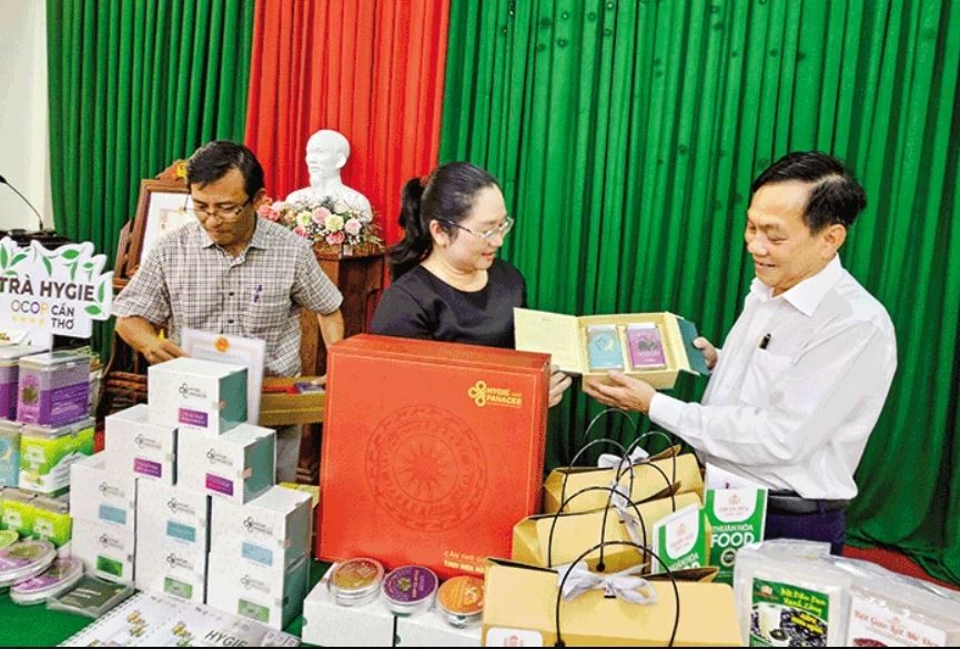 Ông Nguyễn Ngọc Hè, Phó Chủ tịch UBND TP Cần Thơ xem sản phẩm OCOP của Công ty TNHH Một thành viên Hygie & Panacee. Ông Nguyễn Ngọc Hè, Phó Chủ tịch UBND TP Cần Thơ xem sản phẩm OCOP của Công ty TNHH Một thành viên Hygie & Panacee.