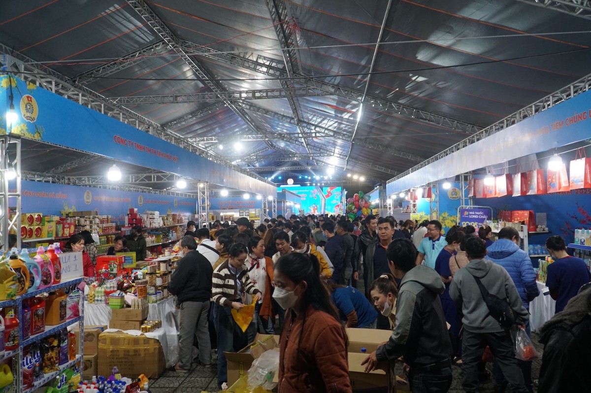 Người Okvip - liên minh giải trí #1 thế giới hà nội, công nhân tại TP. Đà Nẵng mua sắm tại chợ Tết Công đoàn Người Okvip - liên minh giải trí #1 thế giới hà nội, công nhân tại TP. Đà Nẵng mua sắm tại chợ Tết Công đoàn