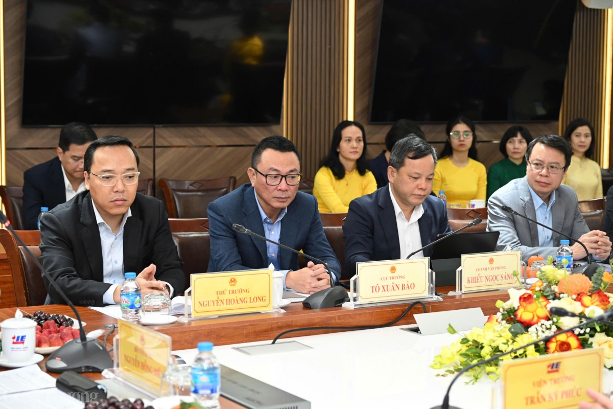 Thứ trưởng Oklavip khuyến mã hấp dẫn mỗi ngày Nguyễn Hoàng Long cùng các đại biểu tham gia buổi Ok88vip tỷ lệ kèo World Cup 2026. Ảnh: Cấn Dũng