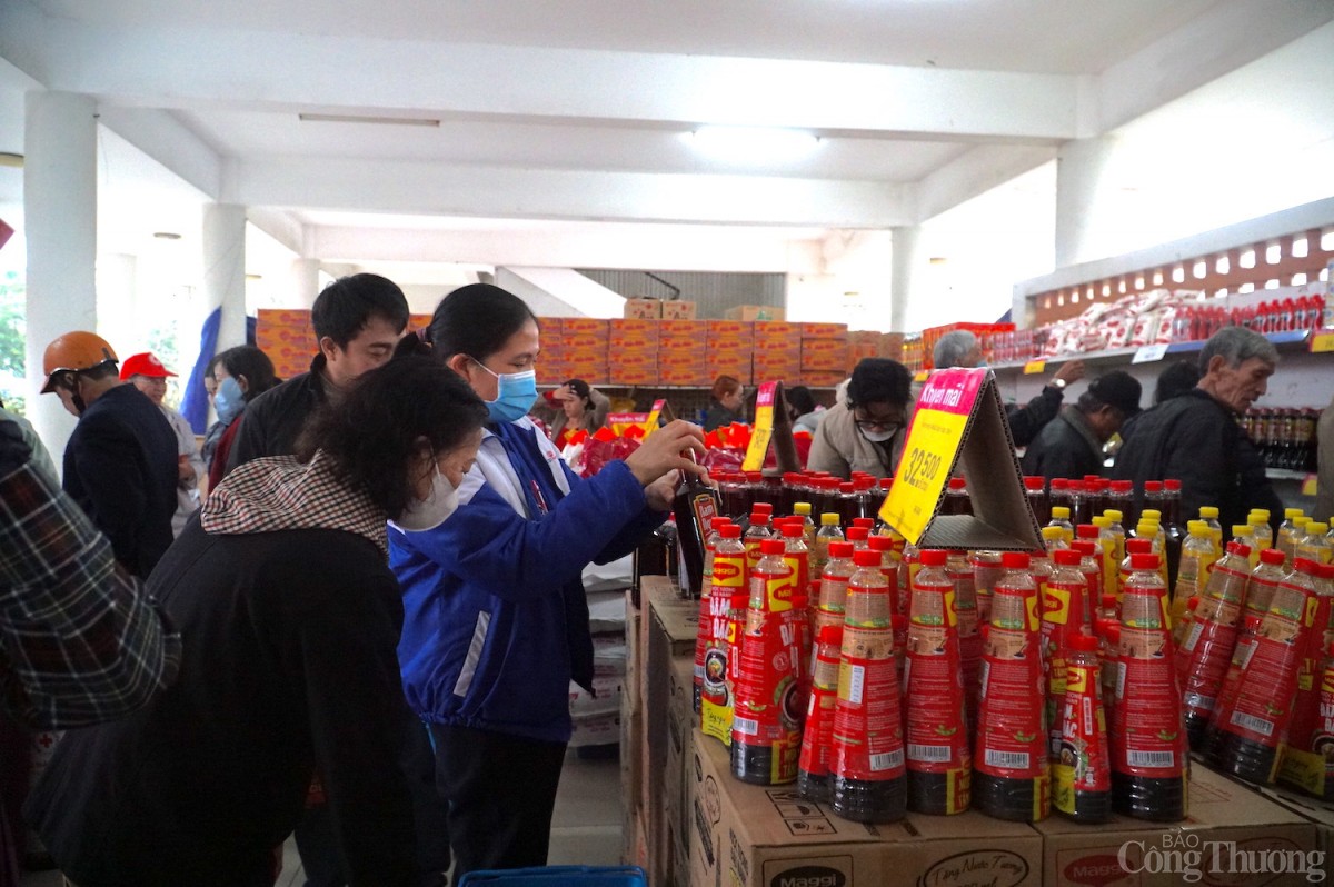 Các hộ nghèo, hộ khó khăn tại TP. Đà Nẵng mua sắm tại chợ Tết Nhân ái Các hộ nghèo, hộ khó khăn tại TP. Đà Nẵng mua sắm tại chợ Tết Nhân ái