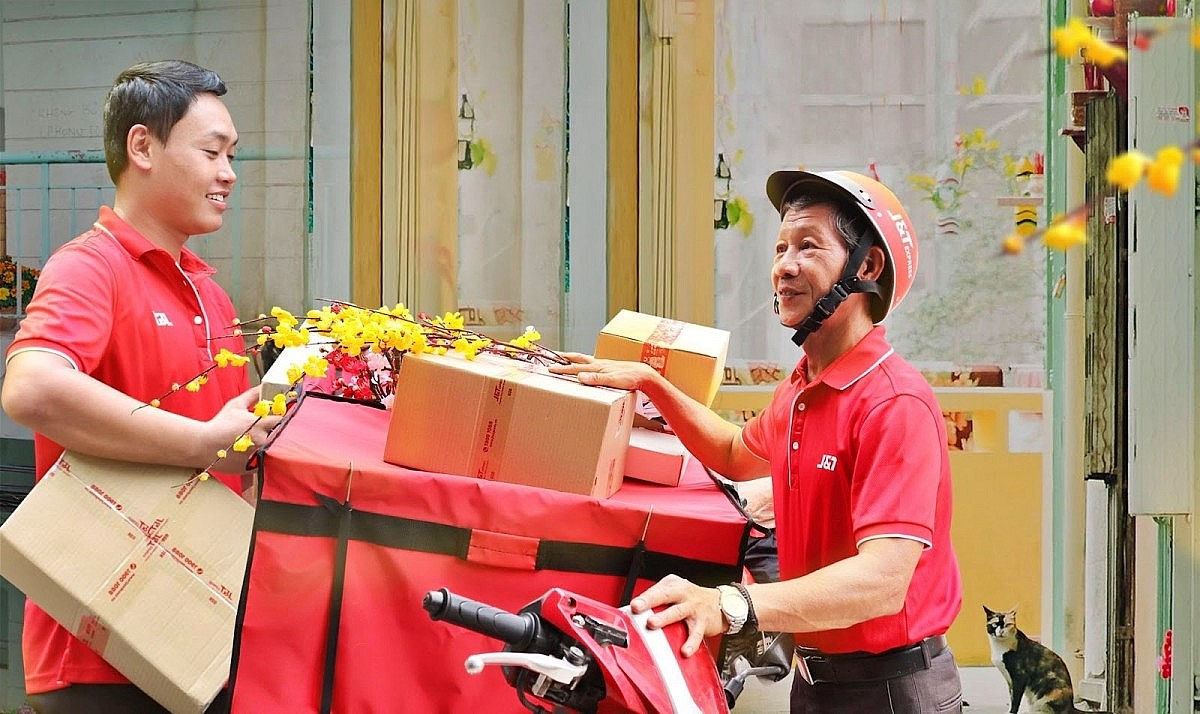 Thương mại điện tử bùng nổ đã làm cho thị trường dịch vụ chuyển phát, giao hàng trở nên sôi động. Ảnh: NĐT Thương mại điện tử bùng nổ đã làm cho thị trường dịch vụ chuyển phát, giao hàng trở nên sôi động. Ảnh: NĐT