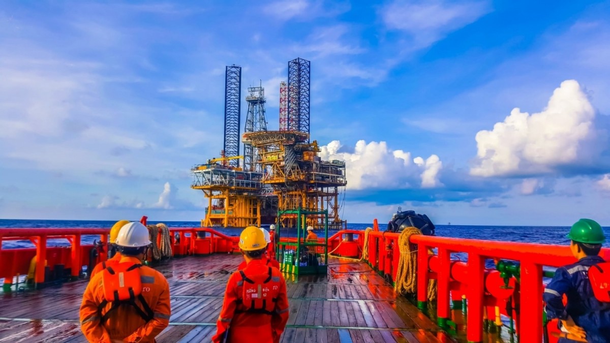 Con người chính là nguồn lực quan trọng nhất của Petrovietnam để thực hiện mục tiêu đề ra Con người chính là nguồn lực quan trọng nhất của Petrovietnam để thực hiện mục tiêu đề ra