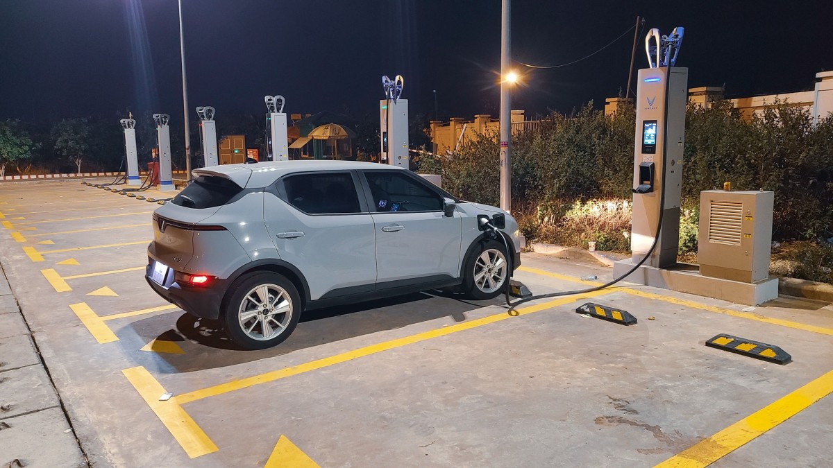Người dùng xe điện tại các đô thị được tiếp cận mạng lưới trạm sạc rộng rãi. Ảnh: Tới Nguyễn Người dùng xe điện tại các đô thị được tiếp cận mạng lưới trạm sạc rộng rãi. Ảnh: Tới Nguyễn