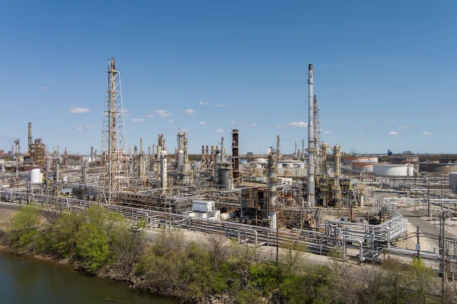 Một góc nhà máy lọc dầu Philadelphia Energy Solutions ở bang Pennsylvania, Mỹ năm 2021. Ảnh: Washington Post. Một góc nhà máy lọc dầu Philadelphia Energy Solutions ở bang Pennsylvania, Mỹ năm 2021. Ảnh: Washington Post.