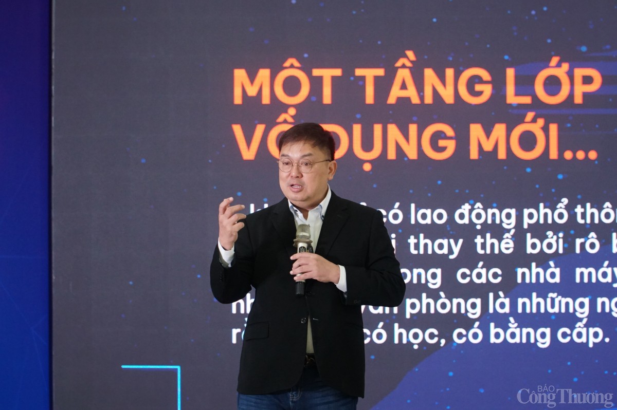 Ông Hoàng Nam Tiến trong một buổi chia sẻ về AI tại thành phố Đà Nẵng