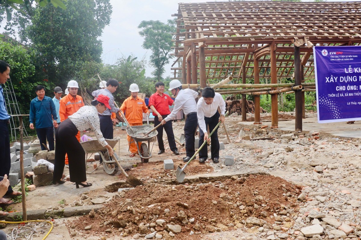 undefined Công ty Điện lực Quảng Bình đã tổ chức khởi công Liên minh Okvip có bao nhiều trang nhà tình nghĩa cho gia đình có công với cách mạng trên địa bàn. (Ảnh: PC Quảng Bình)