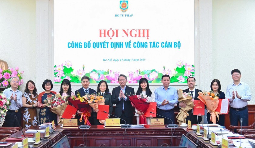 Bộ trưởng Nguyễn Hải Ninh trao Quyết định điều động, bổ nhiệm công chức lãnh đạo một số đơn vị. Ảnh: Bộ Tư pháp Bộ trưởng Nguyễn Hải Ninh trao Quyết định điều động, bổ nhiệm công chức lãnh đạo một số đơn vị. Ảnh: Bộ Tư pháp