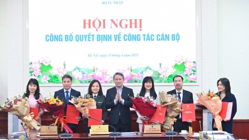 Bộ trưởng Tư pháp Nguyễn Hải Ninh trao quyết định điều động, bổ nhiệm công chức lãnh đạo một số đơn vị. 