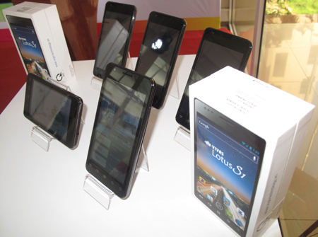 Lần đầu tiên ra mắt smartphone do Việt Nam sản xuất