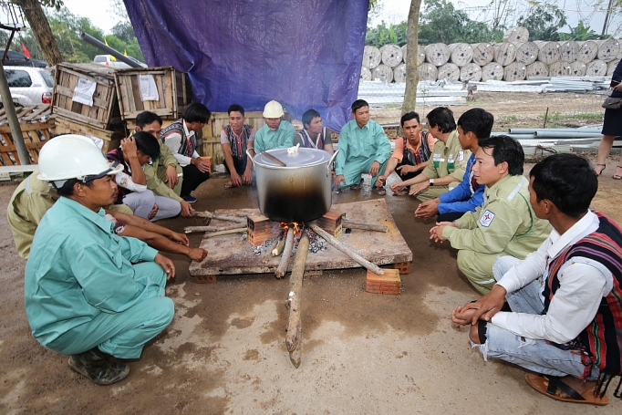 Xuân sớm trên công trường xuan som tren cong truong
