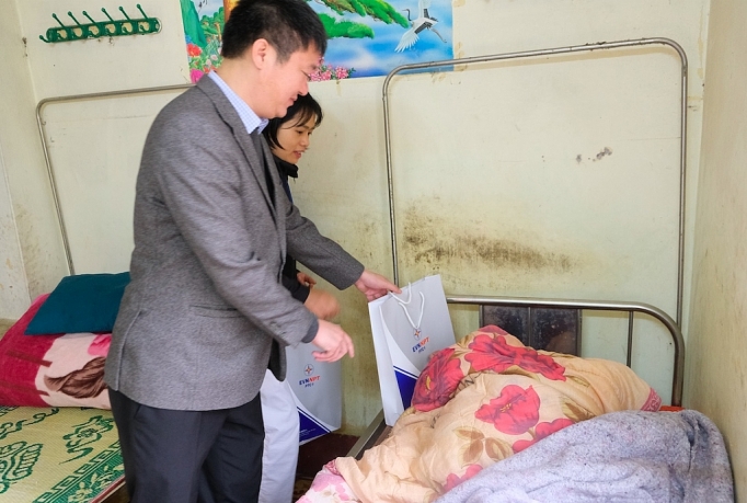 ptc1 tang qua tet cho nguoi gia tre em khong noi nuong tua