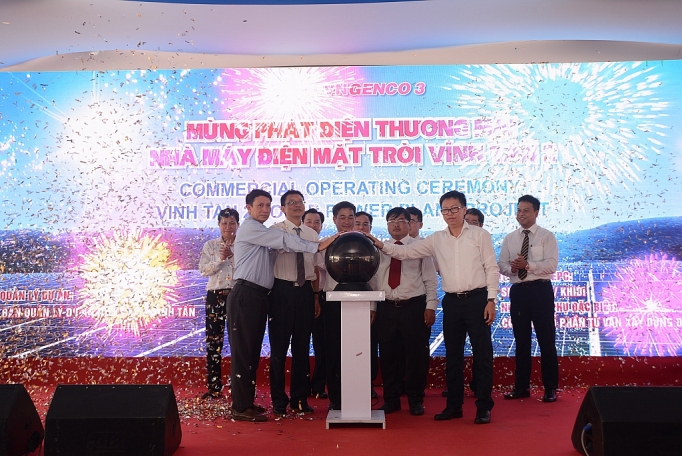 nha may dien mat troi vinh tan 2 phat dien thuong mai