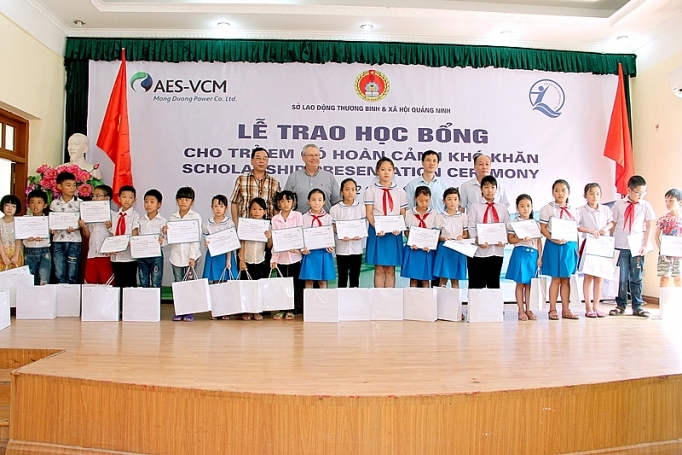 Công ty AES-TKV Mông Dương trao học bổng cho học sinh có hoàn cảnh khó khăn cong ty aes tkv mong duong trao hoc bong cho hoc sinh co hoan canh kho khan