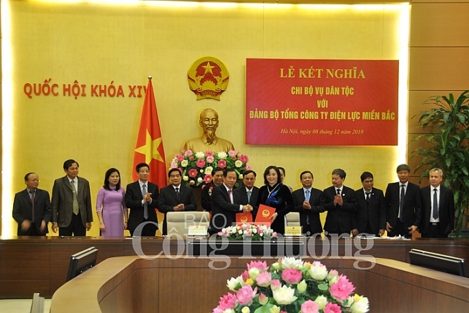 Đảng bộ EVNNPC và Chi bộ Vụ Dân tộc: Kết nghĩa để chăm lo việc Đảng, việc Dân dang bo evnnpc va chi bo vu dan toc ket nghia de cham lo viec dang viec dan
