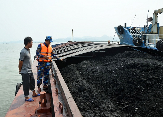 Liên tục phát hiện, bắt giữ các vụ vận chuyển, kinh doanh trái phép khoáng sản lien tuc phat hien bat giu cac vu van chuyen kinh doanh trai phep khoang san