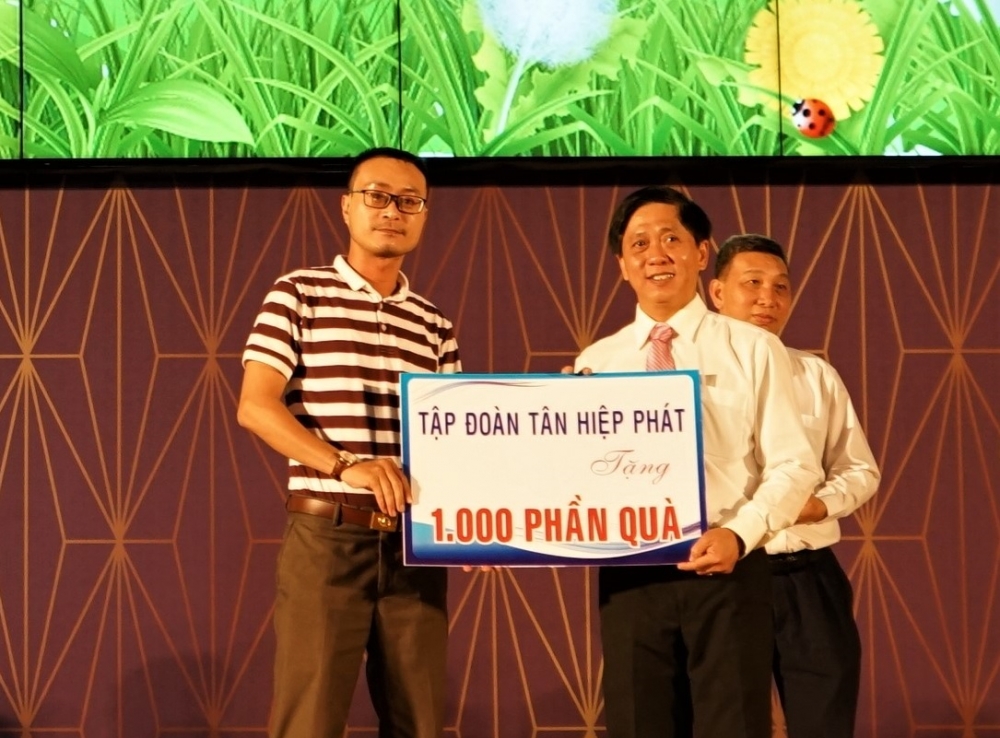 Tân Hiệp Phát trao tặng hàng ngàn phần quà cho trẻ em có hoàn cảnh khó khăn nhân Tết Trung thu tan hiep phat trao tang hang ngan phan qua cho tre em co hoan canh kho khan nhan tet trung thu