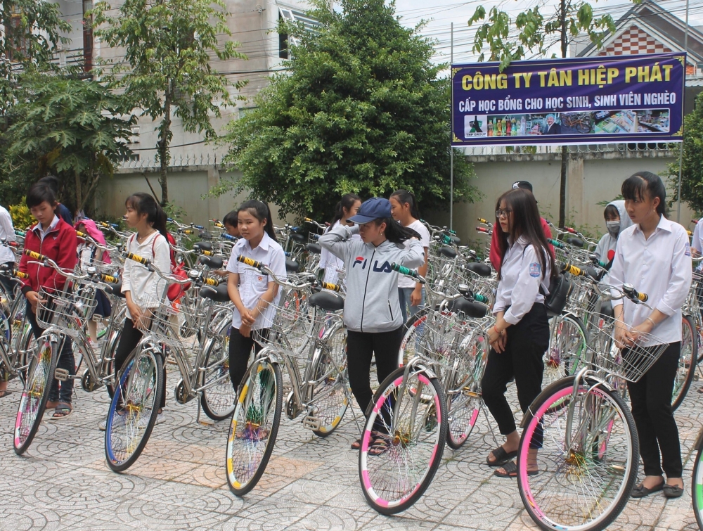 Tân Hiệp Phát trao hàng trăm học bổng cho trẻ em nghèo tỉnh Cà Mau