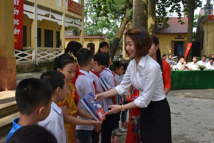 EVN HANOI đồng hành cùng học sinh khó khăn trong năm học mới evn hanoi dong hanh cung hoc sinh kho khan trong nam hoc moi