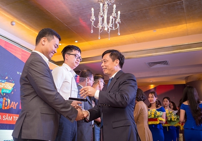 Người tiêu dùng có một ngày mua sắm trực tuyến lớn và thành công nhất nguoi tieu dung co mot ngay mua sam truc tuyen lon va thanh cong nhat